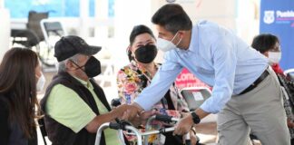 Eduardo Rivera entrega aparatos a 175 personas Eduardo