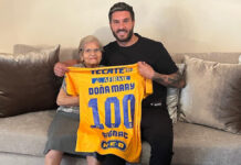 Gignac visita en su cumpleaños a mujer de 100 años aficionada de Tigres Gignac