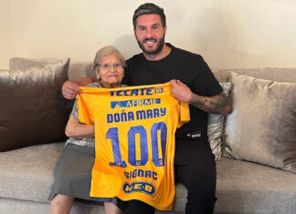 Gignac visita en su cumpleaños a mujer de 100 años aficionada de Tigres Gignac