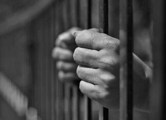 Dan 9 años de prisión a 2 hombres por disparar contra policías prisión