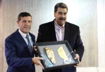 Maduro recibe réplica del pie izquierdo de Maradona Maduro