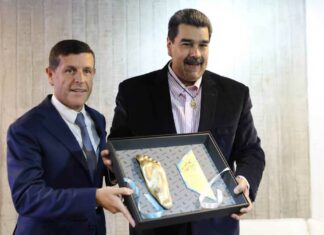 Maduro recibe réplica del pie izquierdo de Maradona Maduro
