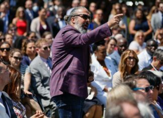 Padre de víctima de tiroteo de Florida interrumpe a Biden Padre