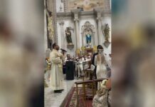 Sacerdote canta a pareja ‘Mi razón de ser’ durante boda Sacerdote