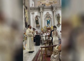 Sacerdote canta a pareja ‘Mi razón de ser’ durante boda Sacerdote
