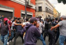 Ambulantes provocan a la policía en Centro Histórico