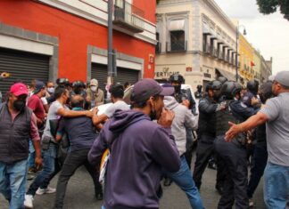 Ambulantes provocan a la policía en Centro Histórico