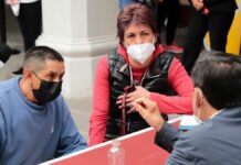 Se reúne Barbosa con padres de joven fallecida por presunta negligencia médica