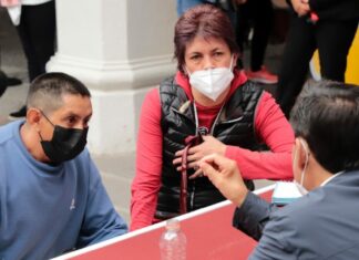 Se reúne Barbosa con padres de joven fallecida por presunta negligencia médica