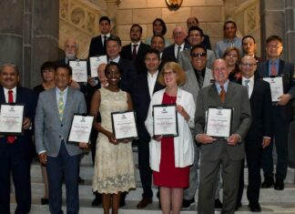 Alcalde reconoce como Visitantes Distinguidos a odontólogos internacionales