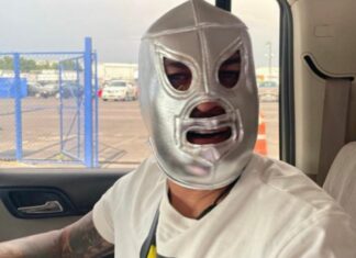 Dani Alves llega a México y viste máscara de El Santo