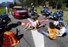 Activistas se encadenan para detener el Tour de Francia activistas