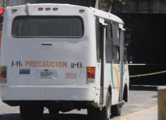 Bala perdida hiere en el cuello a pasajero de microbús en Puebla bala