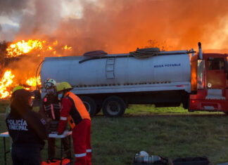 Bomberos sofocan incendio en recicladora de La Resurrección bomberos
