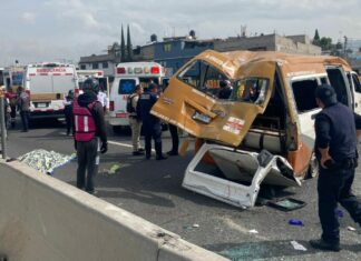 Volcadura en la autopista México-Puebla deja 16 heridos y 1 muerto