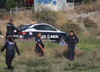 Dejan cuerpo embolsado a un costado de la México-Puebla Cuerpo