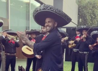 Al son de “El Rey”, Dani Alves manda un mensaje a México