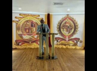 Asaltan a extravagante pastor en pleno culto en New York extravagante