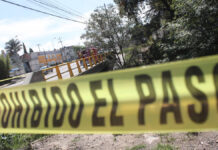 Localizan cadáver de hombre colgado de árbol en barranca hombre
