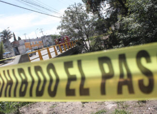Localizan cadáver de hombre colgado de árbol en barranca hombre