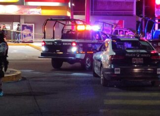 Asesinan a dos hombres afuera de tienda en Atlixco Hombres