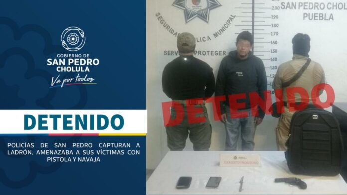 ladrón con pistola de juguete