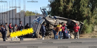Pipa de agua vuelca en la Tecamachalco-Cañada Morelos; hay 1 lesionado pipa