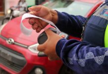 Llevan a corralón a auto sin placas que hizo mal uso de parquímetros Placas