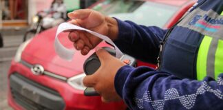 Llevan a corralón a auto sin placas que hizo mal uso de parquímetros Placas