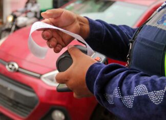 Llevan a corralón a auto sin placas que hizo mal uso de parquímetros Placas