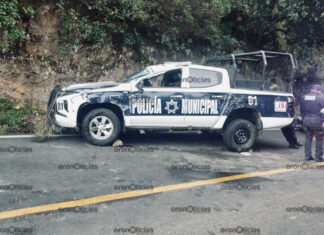 Policías de Zoquitlán vuelcan patrulla en Coxcatlán y salen heridos policías