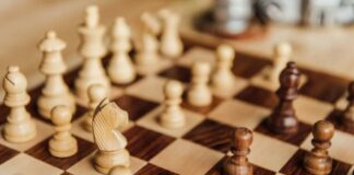 Robot rompe dedo de niño en torneo de ajedrez en Rusia robot