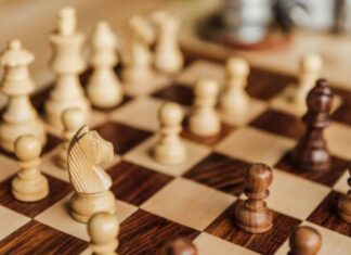 Robot rompe dedo de niño en torneo de ajedrez en Rusia robot