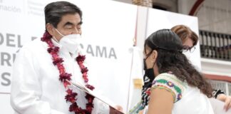 Gobernador entrega 583 títulos de propiedad en Tetela