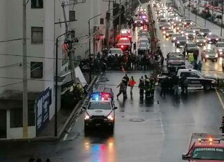 Camioneta sale de Periférico y choca contra poste Camioneta