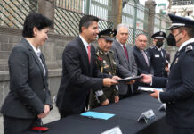 Eduardo Rivera entrega condecoraciones en marco del Día del Policía Eduardo