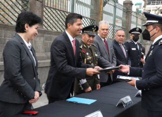 Eduardo Rivera entrega condecoraciones en marco del Día del Policía Eduardo