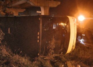 Volcadura de camión turístico deja 42 lesionados volcadura