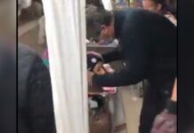 Político besa un maniquí al confundirlo con un niño en Argentina