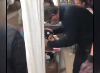 Político besa un maniquí al confundirlo con un niño en Argentina