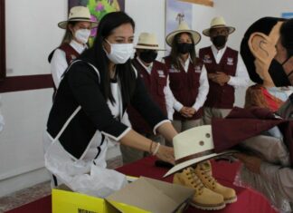 Entrega Ariadna Ayala uniformes a trabajadores de turismo de Atlixco