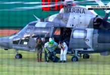 ¡En helicóptero de la Marina! Así llegó la mascota de Olmecas a playoffs