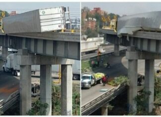 Tráiler vuelca y queda a punto de caer en puente de Circuito Exterior Mexiquense