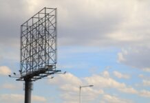 Hombre sube a espectacular para impedir su retiro en CDMX