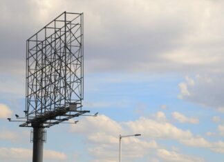 Hombre sube a espectacular para impedir su retiro en CDMX