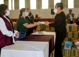 Entrega Norma Layón libros de texto gratuitos a primarias de Texmelucan