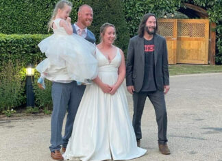 ¿Cómo no amarlo? Keanu Reeves llega a boda de fan ¡Sí! Keanu Reeves asistió al a boda de 2 de sus seguidores… ¿pueden creerlo? ¿Necesitan más razones para amarlo?
