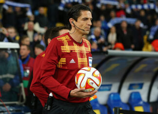 Árbitro finge usar el VAR en Alemania y genera polémica árbitro