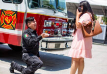Bombero soprende a su novia con propuesta de matrimonio y se hace viral bombero
