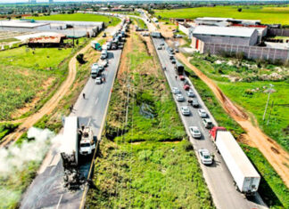 Delincuentes incendian vehículos y bloquean carreteras en Zacatecas delincuentes